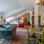 2 Bedroom Cozy In Apartment