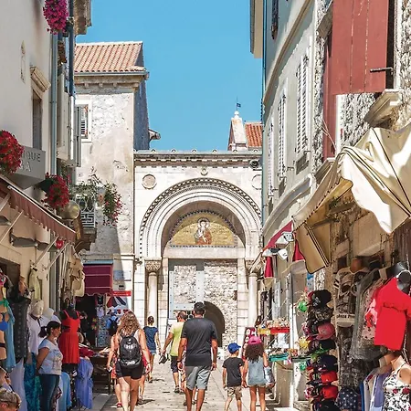 2 Bedroom Cozy In Apartment Porec