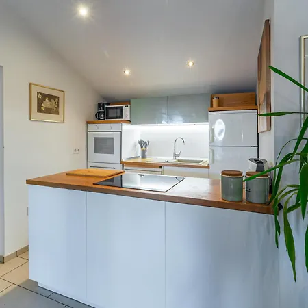 Apartment 2 Bedroom Cozy In Porec