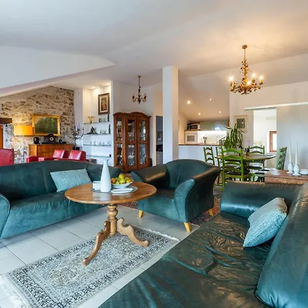 2 Bedroom Cozy In بوريتش